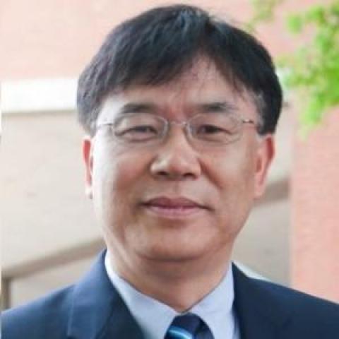 Profile headshot photo of Jin-Gil Jeong.