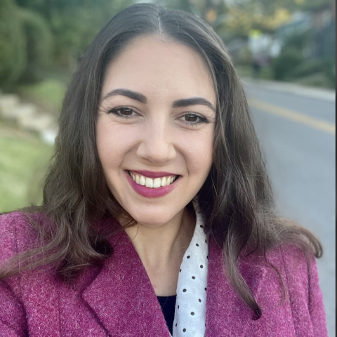 Profile headshot photo of Savannah Pearlman.