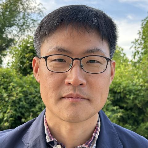 Profile headshot photo of Christopher Kim.